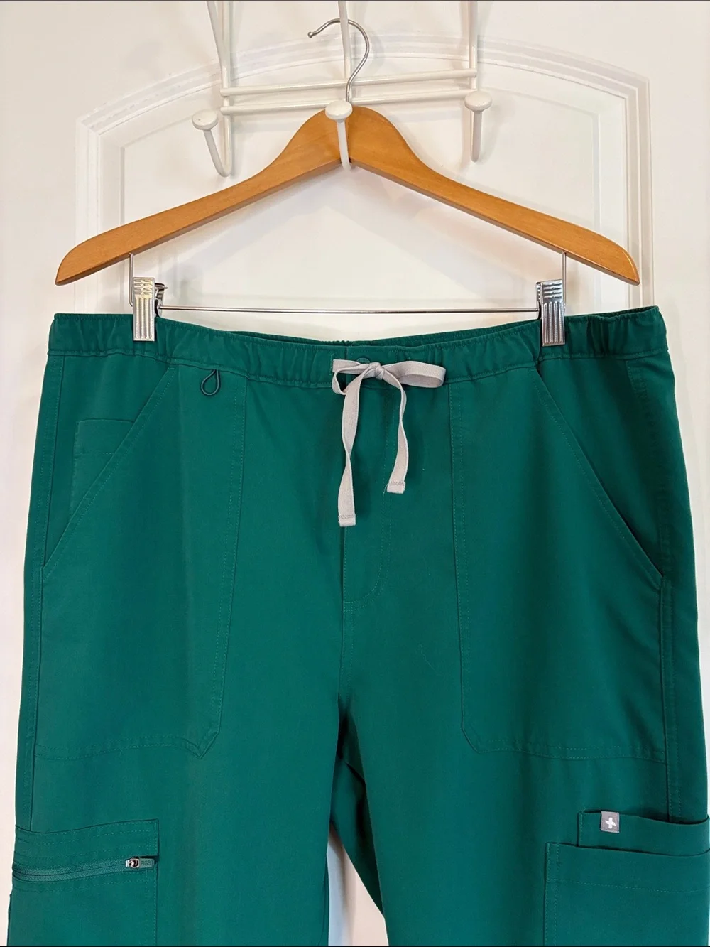 Figs Men’s Cairo Cargo Scrub Pants in Hunter Green Size XL/T